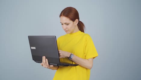 Mujer-Comprando-Desde-Una-Computadora-Portátil.